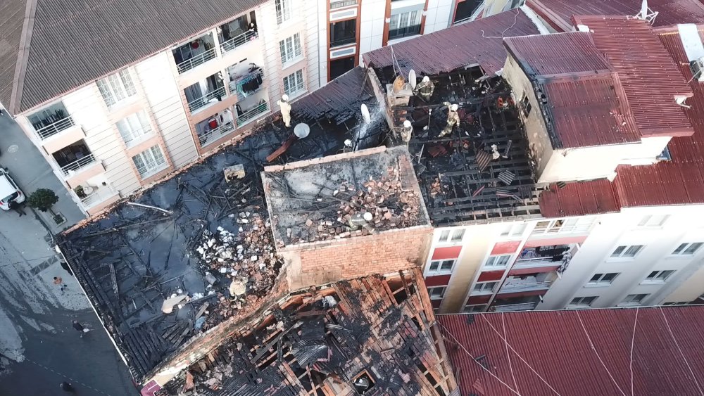 Çatıda başlayan yangın yan binalara da sıçradı