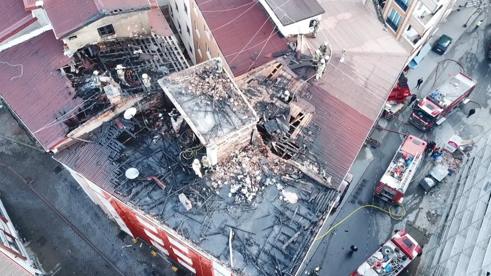 Çatıda başlayan yangın yan binalara da sıçradı