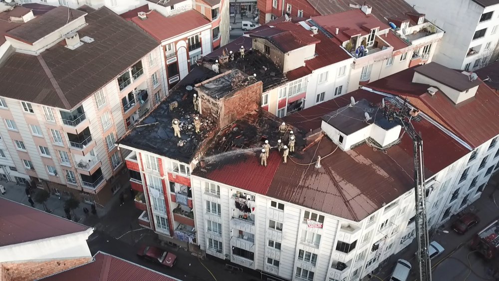 Çatıda başlayan yangın yan binalara da sıçradı