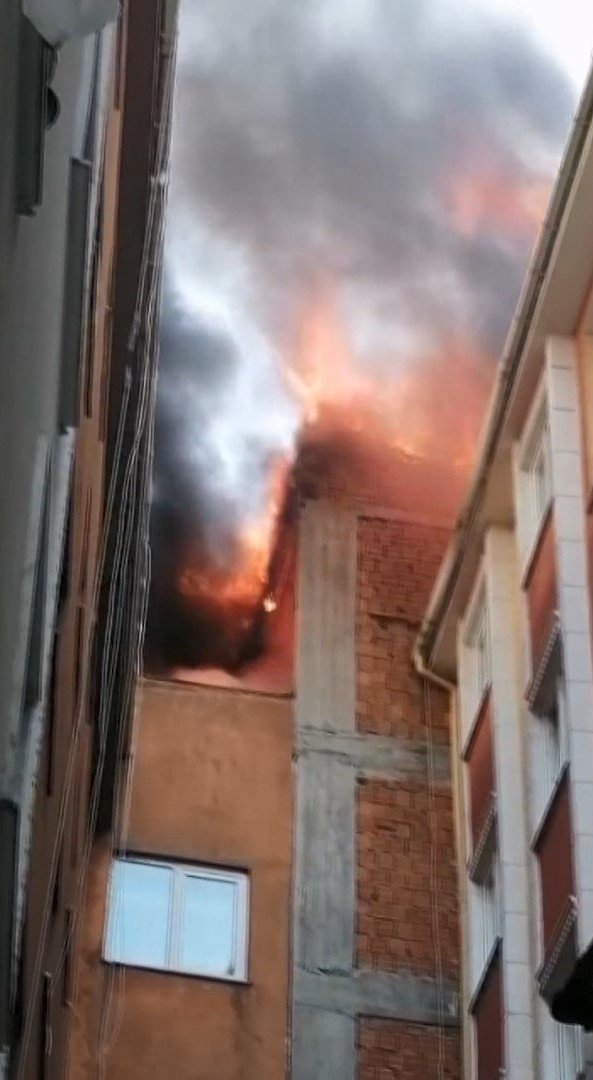 Çatıda başlayan yangın yan binalara da sıçradı