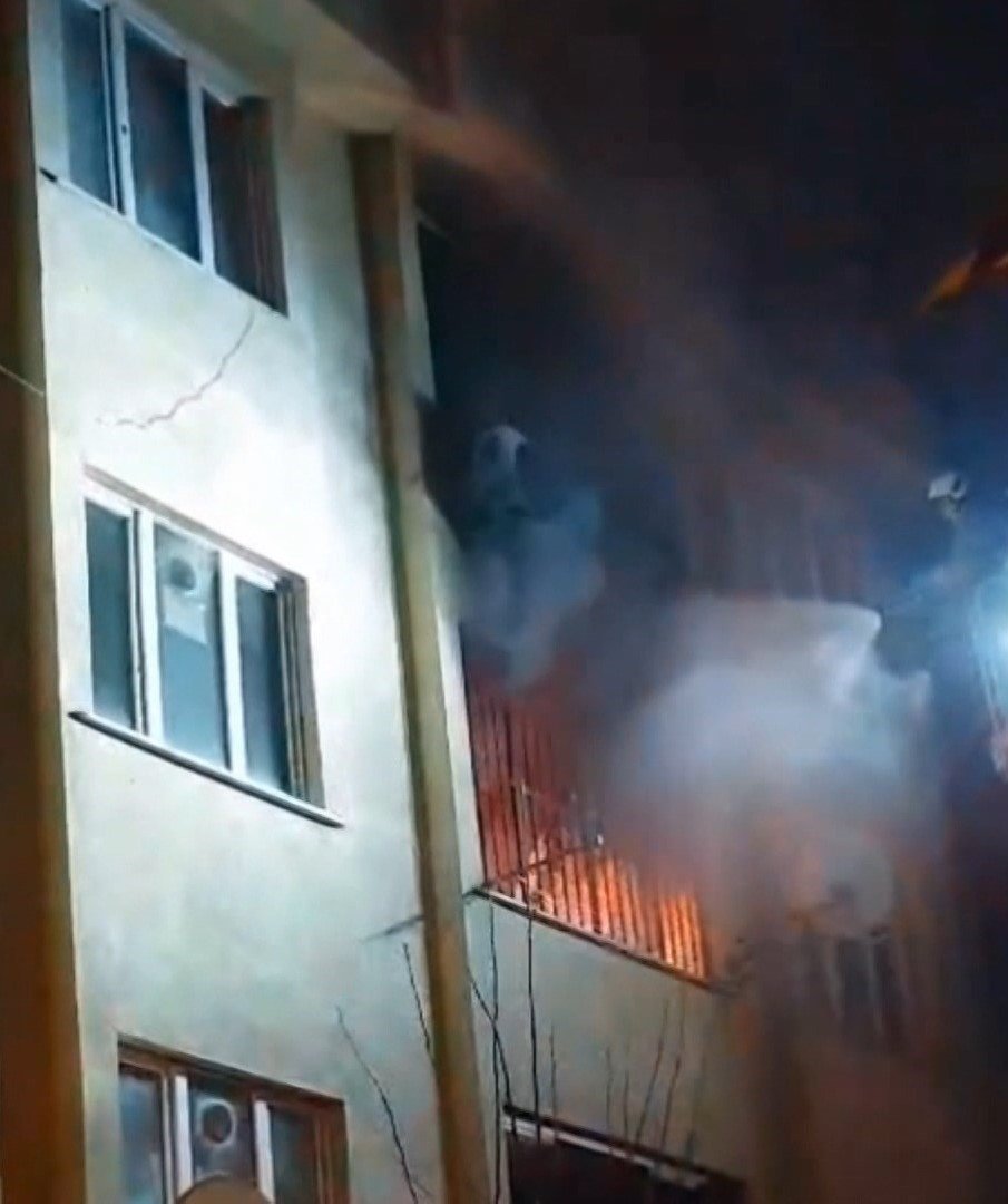 İtfaiye ekipleri yangında mahsur kaldı!