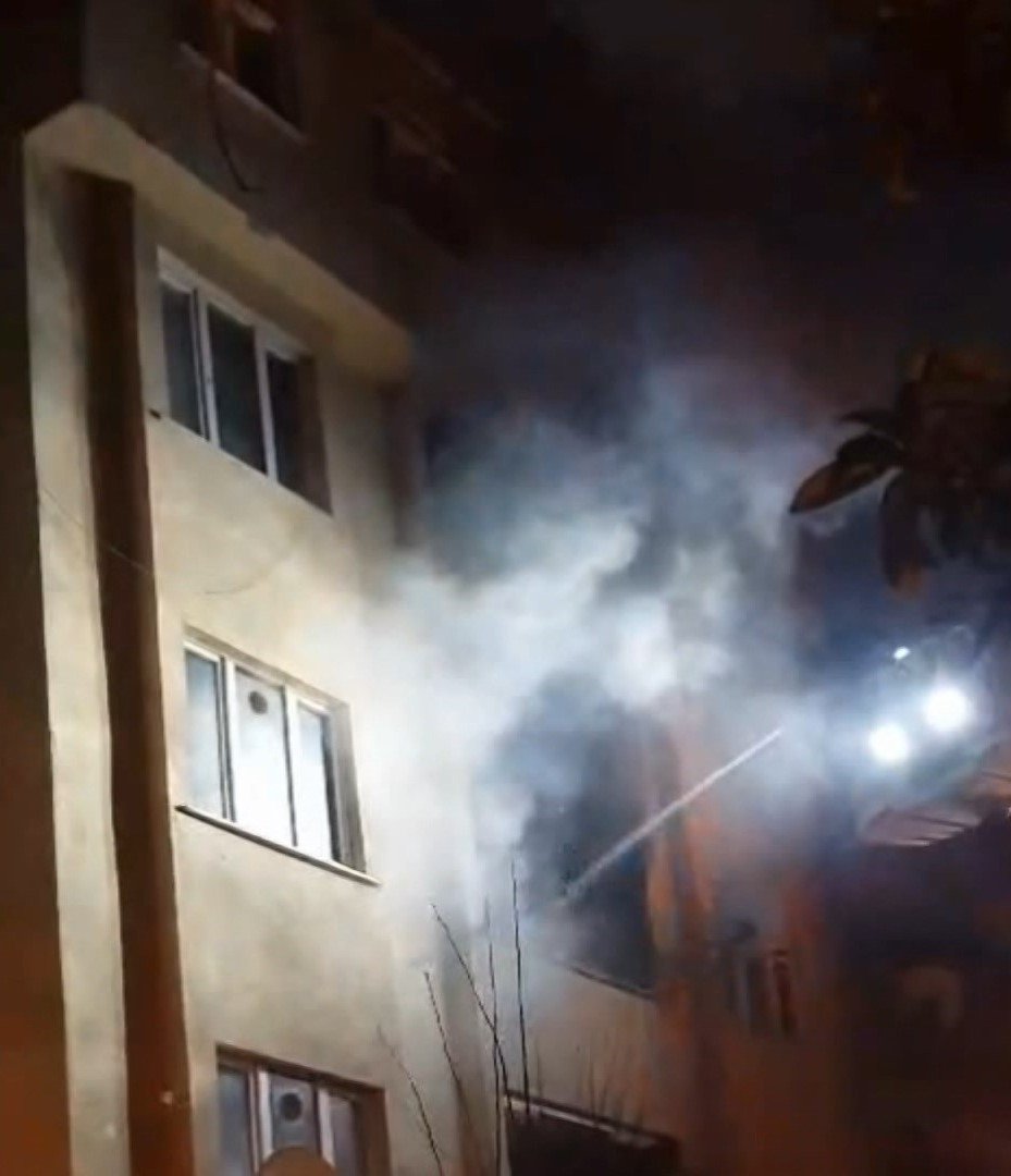 İtfaiye ekipleri yangında mahsur kaldı!