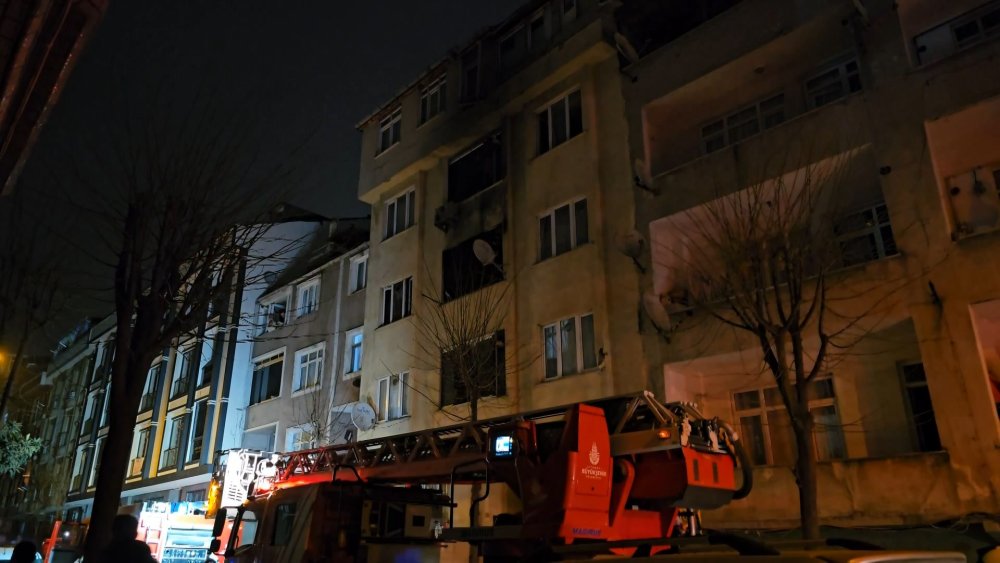 İtfaiye ekipleri yangında mahsur kaldı!