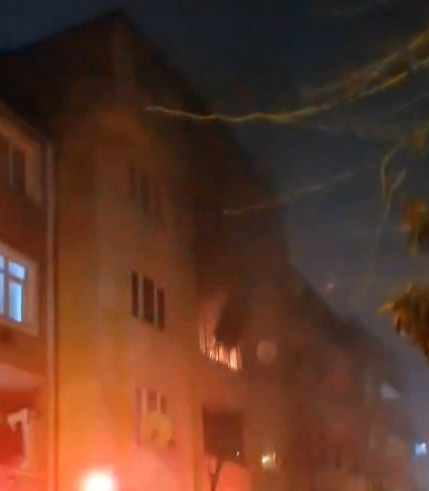 İtfaiye ekipleri yangında mahsur kaldı!