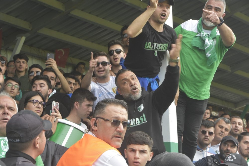 Maçta ortalık karıştı: Başkanlar sahaya indi, bir futbolcu hastaneye kaldırıldı