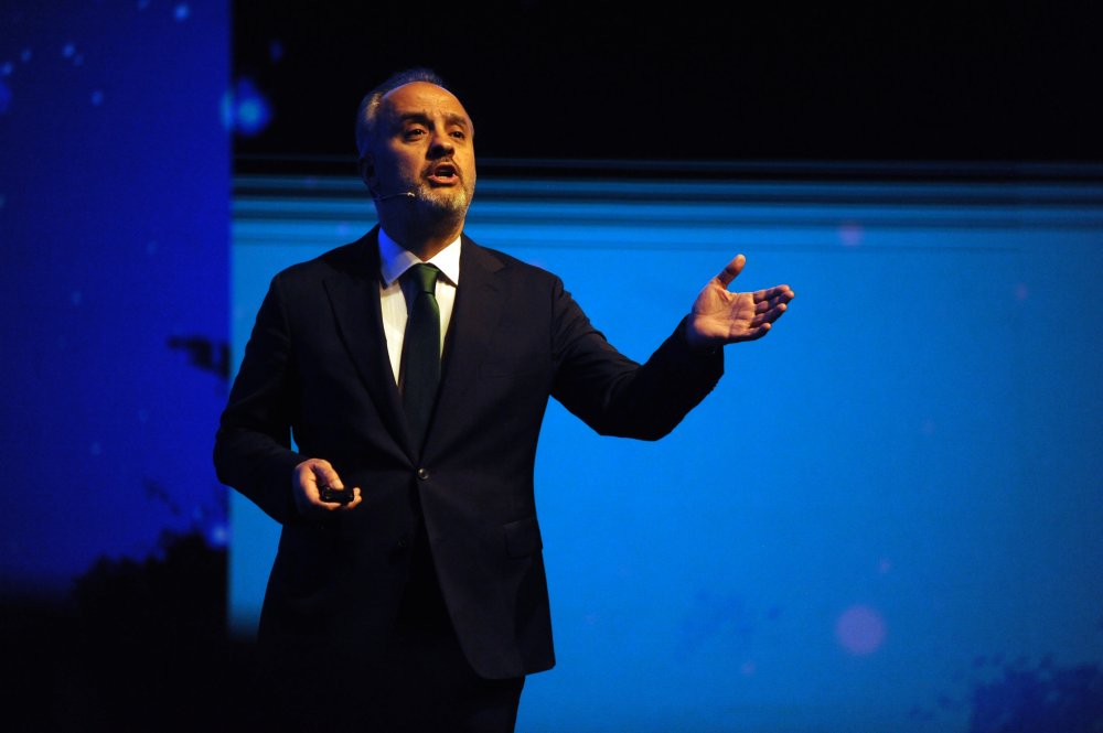 Alinur Aktaş'tan hologramlı lansman