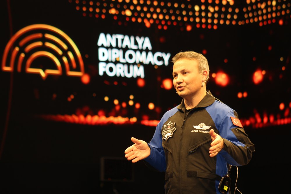 Alper Gezeravcı gençlerle buluştu