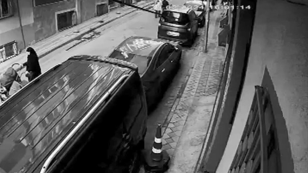 Gözüne kestirdiği 2 bebek arabasını çalıp kaçtı