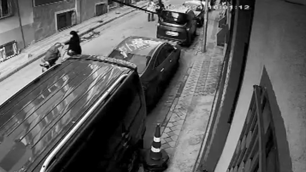 Gözüne kestirdiği 2 bebek arabasını çalıp kaçtı