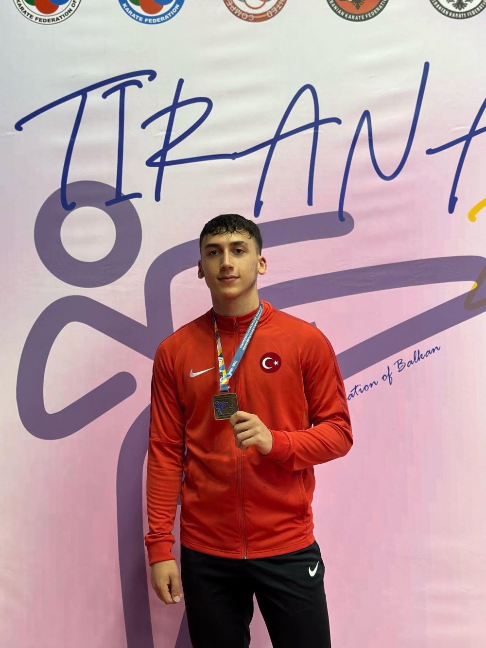 Milli karateciye takım arkadaşlarından vefa