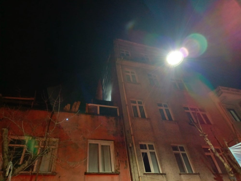 5 katlı binada yangın! İtfaiyenin dar sokaklarla mücadelesi...