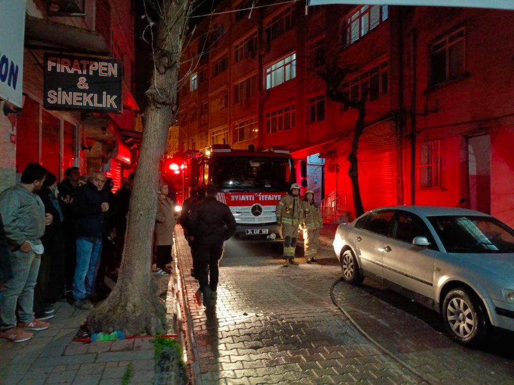 5 katlı binada yangın! İtfaiyenin dar sokaklarla mücadelesi...