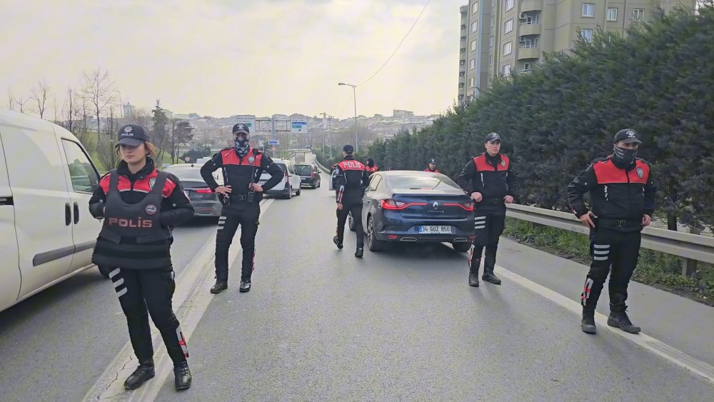 Şüpheli gördükleri otomobilin içinden uyuşturucu çıktı