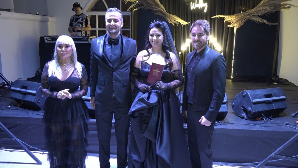 Depremzede sosyal medya fenomeni düğününde siyah gelinlik giydi