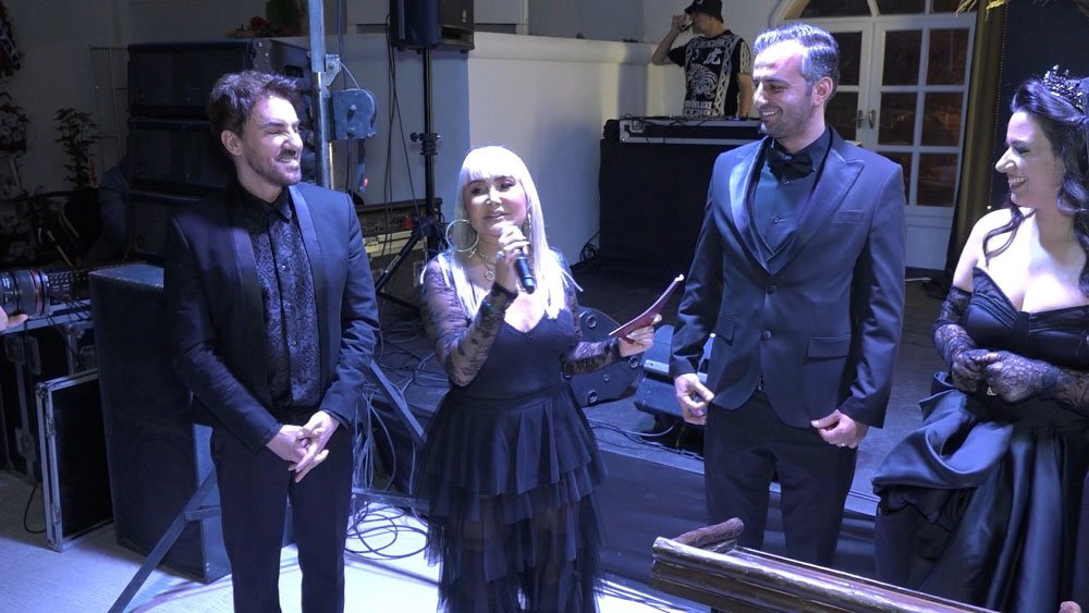 Depremzede sosyal medya fenomeni düğününde siyah gelinlik giydi