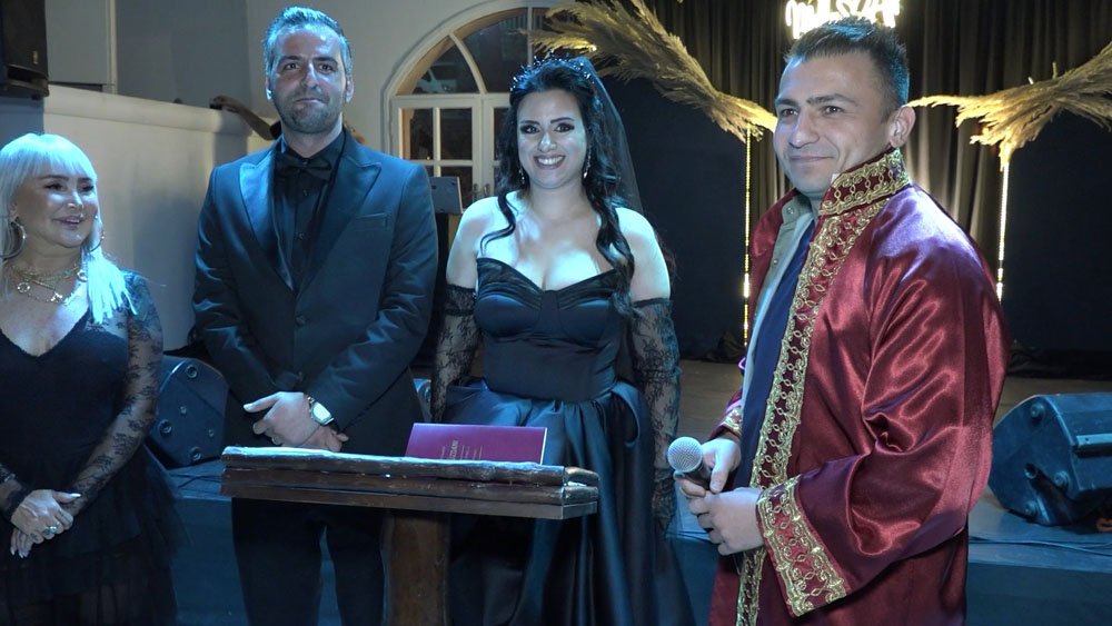 Depremzede sosyal medya fenomeni düğününde siyah gelinlik giydi