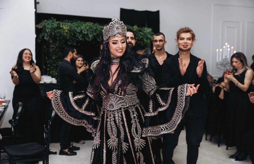 Depremzede sosyal medya fenomeni düğününde siyah gelinlik giydi