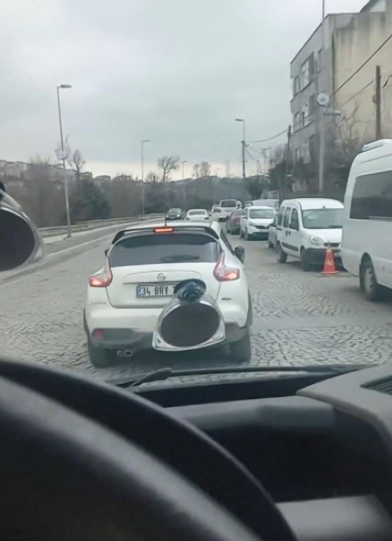 Trafikte tartıştığı öğrenci servisinin peşine düştü: Her iki sürücüye de ceza yağdı