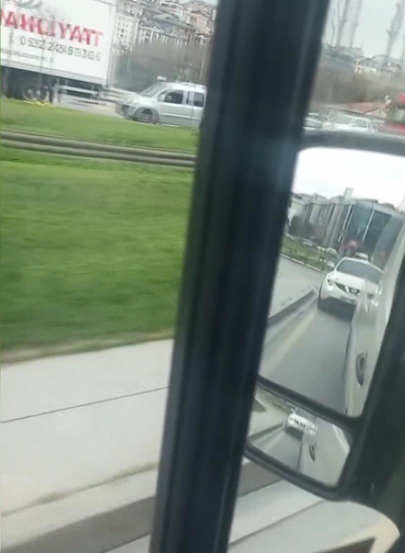 Trafikte tartıştığı öğrenci servisinin peşine düştü: Her iki sürücüye de ceza yağdı