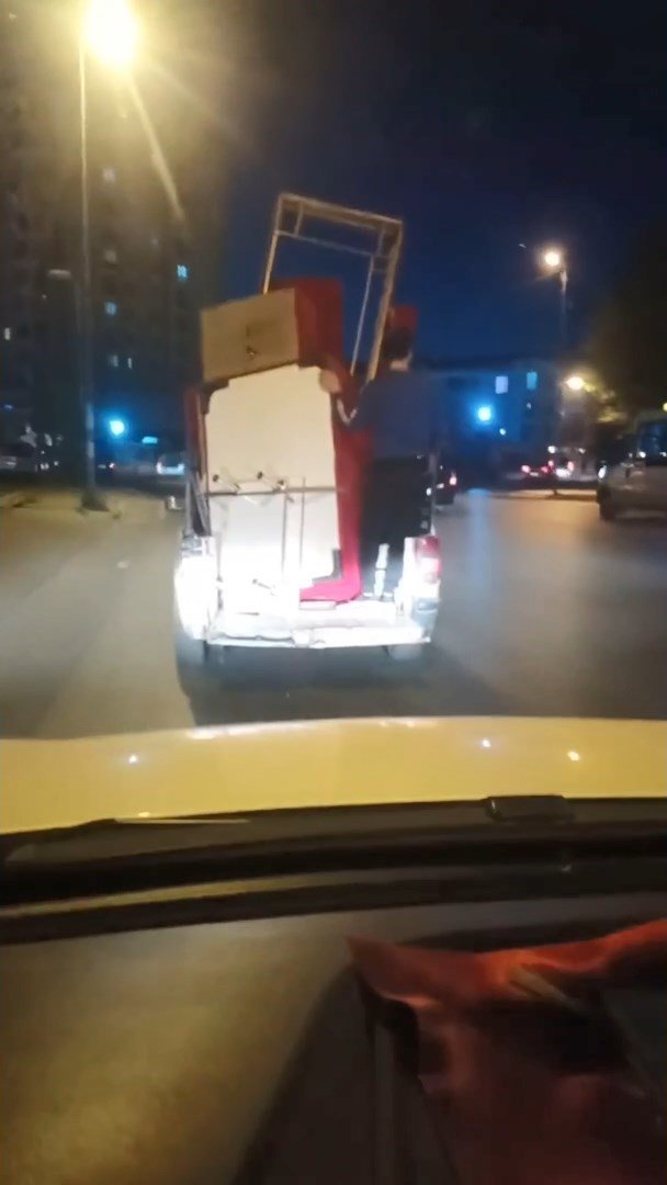 Pikap üzerinde tehlikeli yolculuk