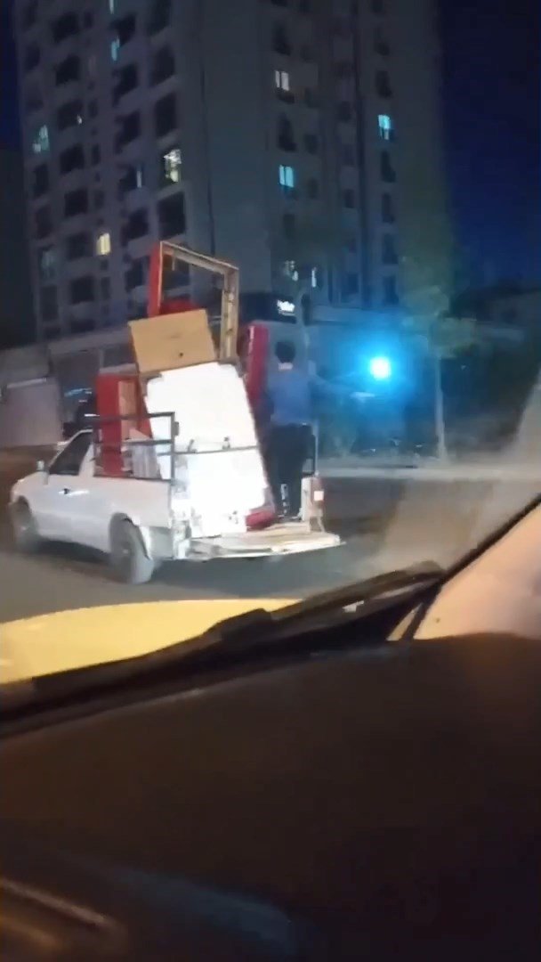 Pikap üzerinde tehlikeli yolculuk