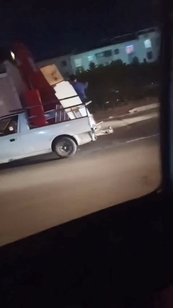 Pikap üzerinde tehlikeli yolculuk