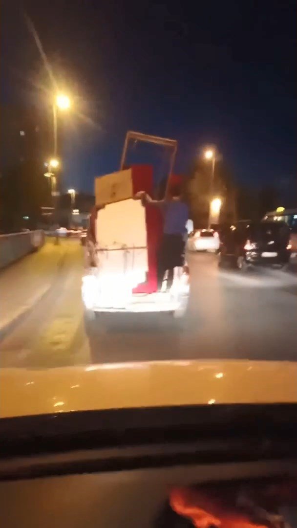 Pikap üzerinde tehlikeli yolculuk