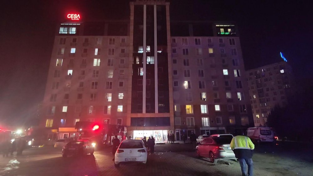 Rezidansta yangın paniği! 40 kişi mahsur kaldı