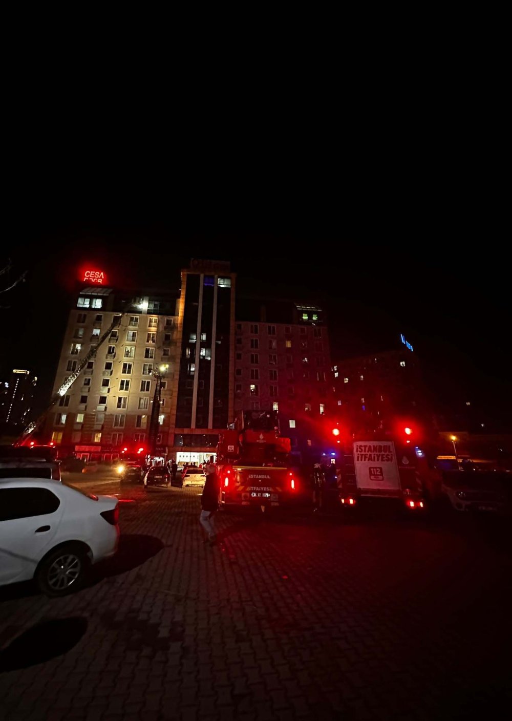 Rezidansta yangın paniği! 40 kişi mahsur kaldı