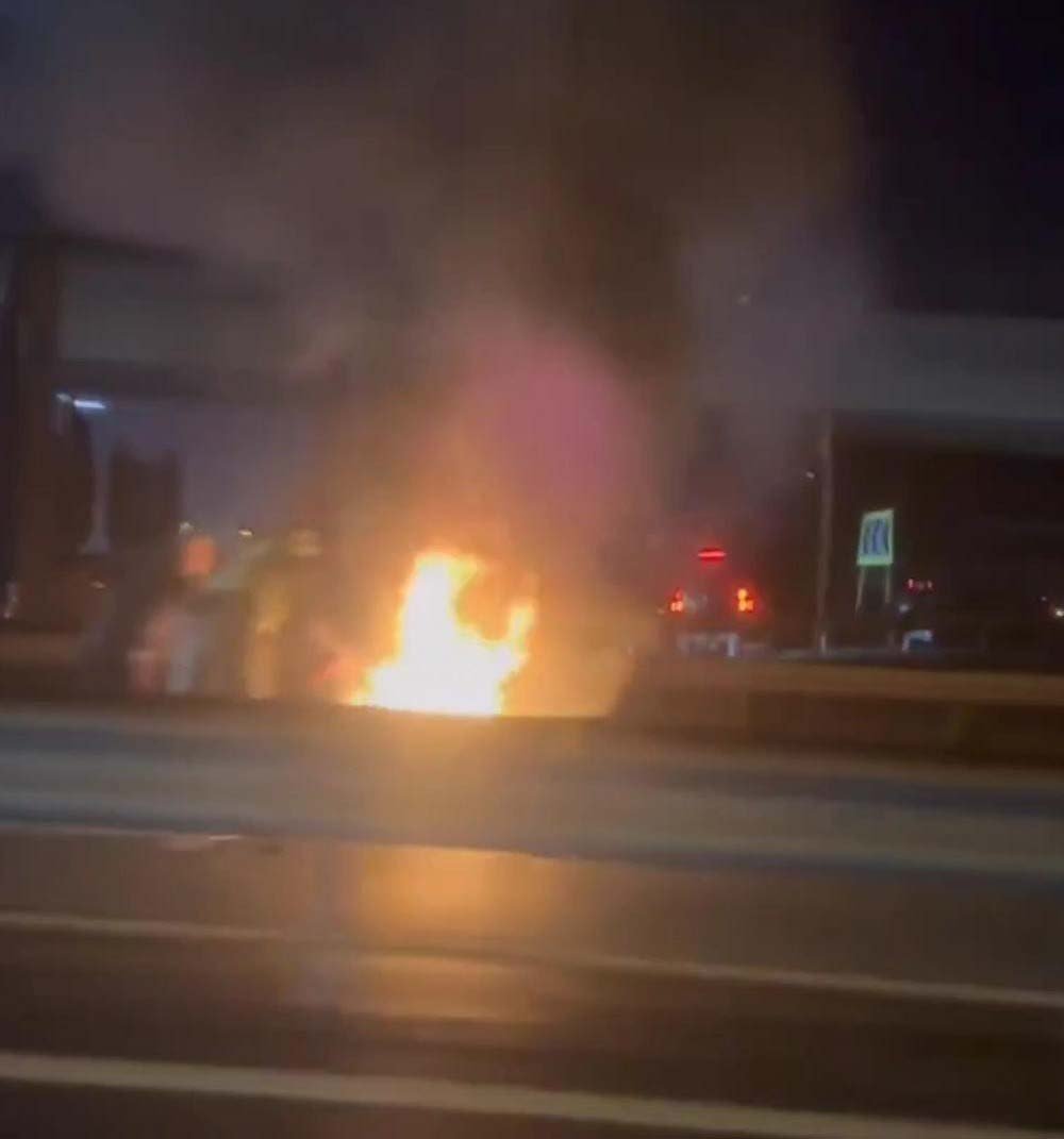 Taksiyle çarpışan motosiklet alev aldı: 2 yaralı