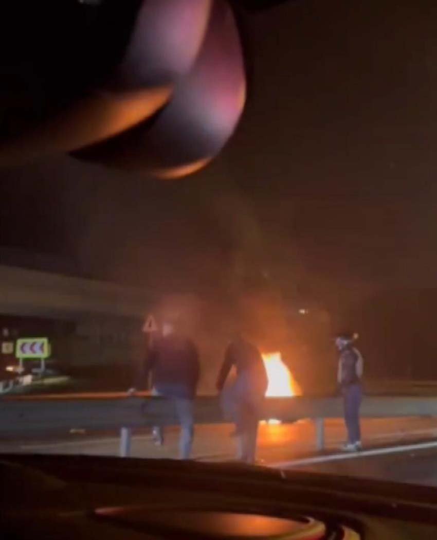 Taksiyle çarpışan motosiklet alev aldı: 2 yaralı