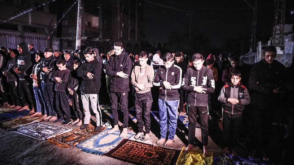 Gazze'de yıkılan caminin enkazında ilk teravih namazı