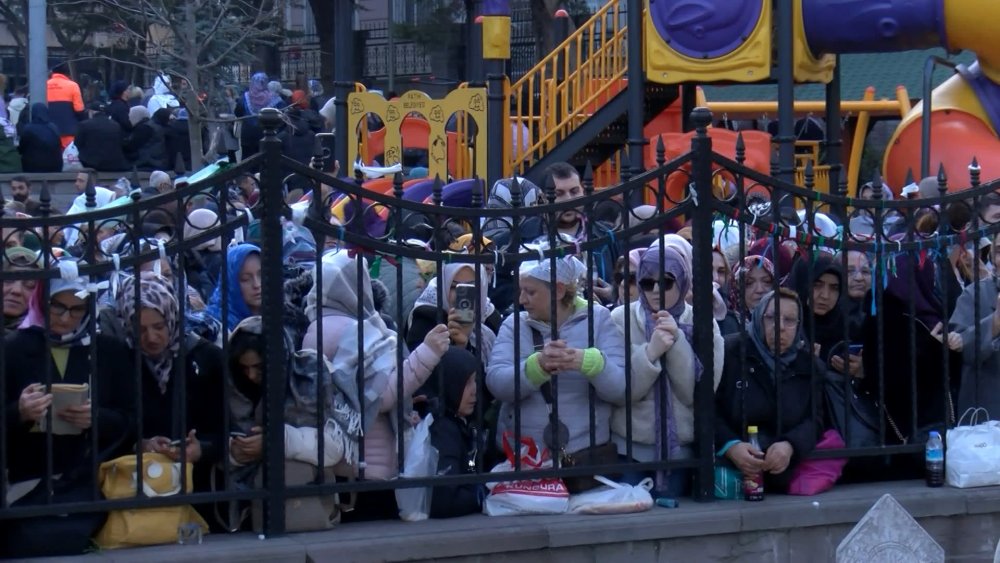 Oruç Baba Türbesi'ne ülkenin dört bir yanından ziyaretçi