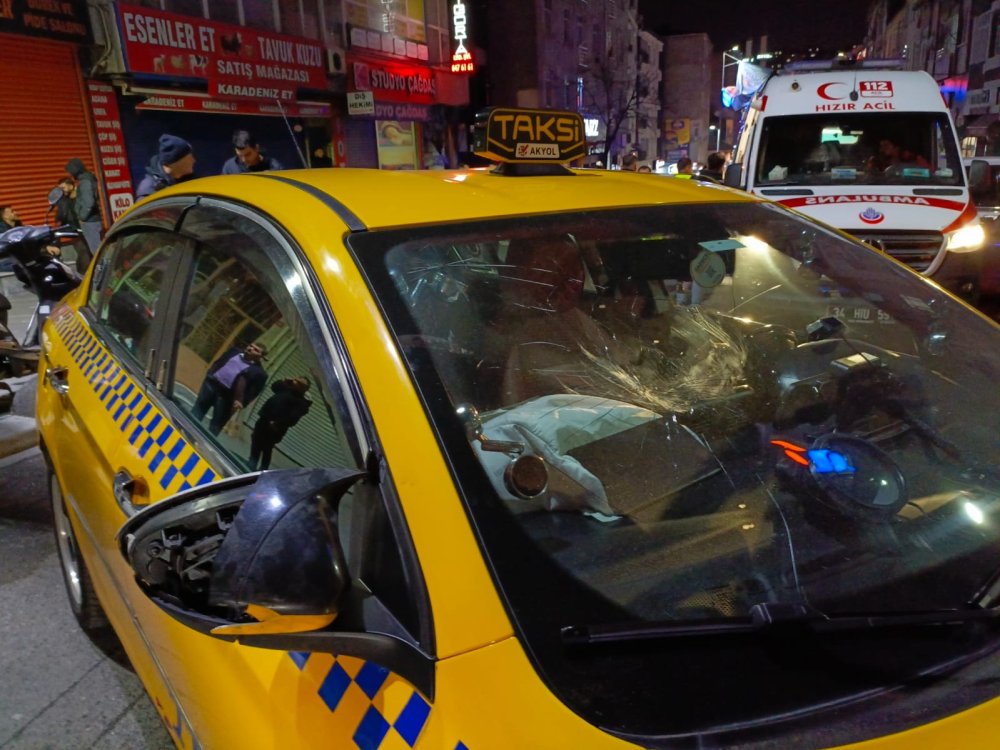 Taksi, park halindeki otomobile çarptı: 1 yaralı