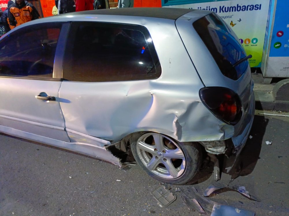 Taksi, park halindeki otomobile çarptı: 1 yaralı