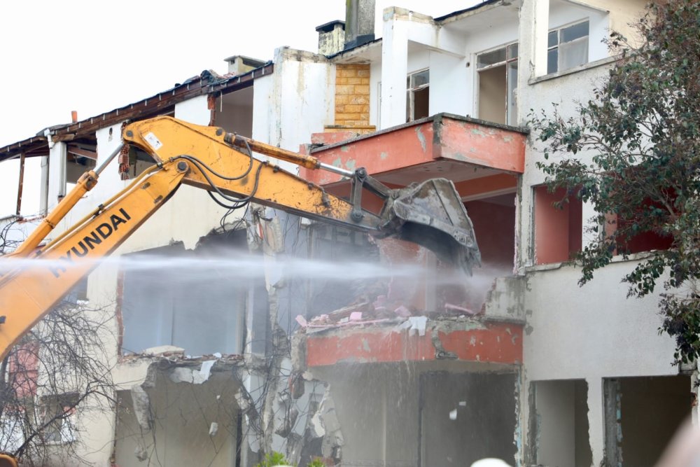 Büyükçekmece'de kentsel dönüşüm yıkımları devam ediyor