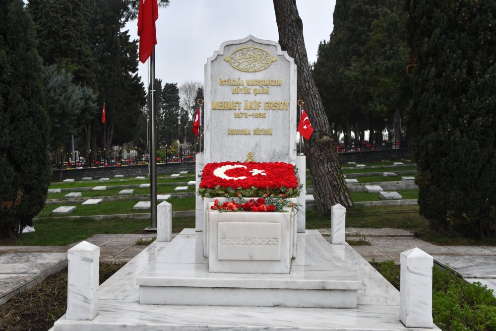 Mehmet Akif Ersoy kabri başında alındı