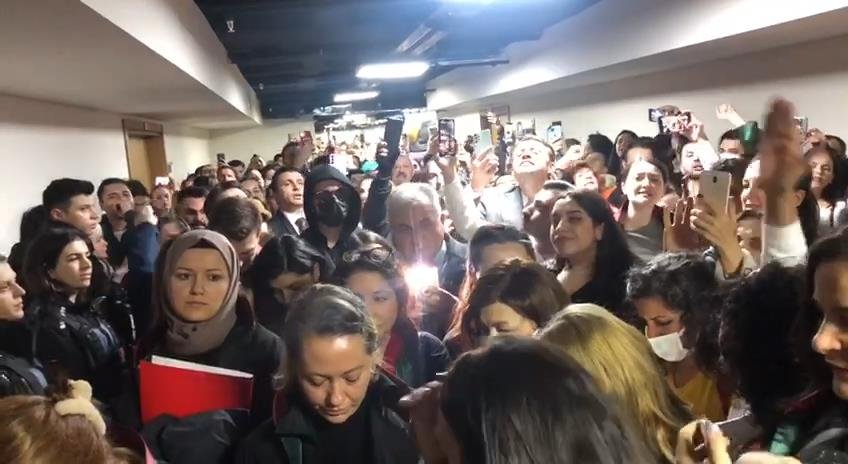 Hayvanseverler Eros için adliyeye akın etti