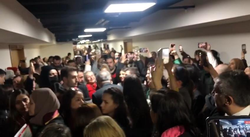 Hayvanseverler Eros için adliyeye akın etti