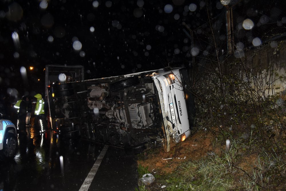 Tekstil malzemesi yüklü kamyon devrildi, sürücü araçta sıkıştı
