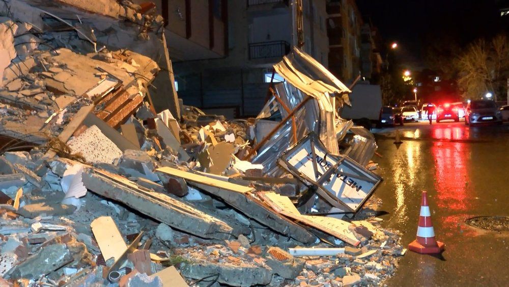 5 katlı bina yıkım esnasında çöktü!