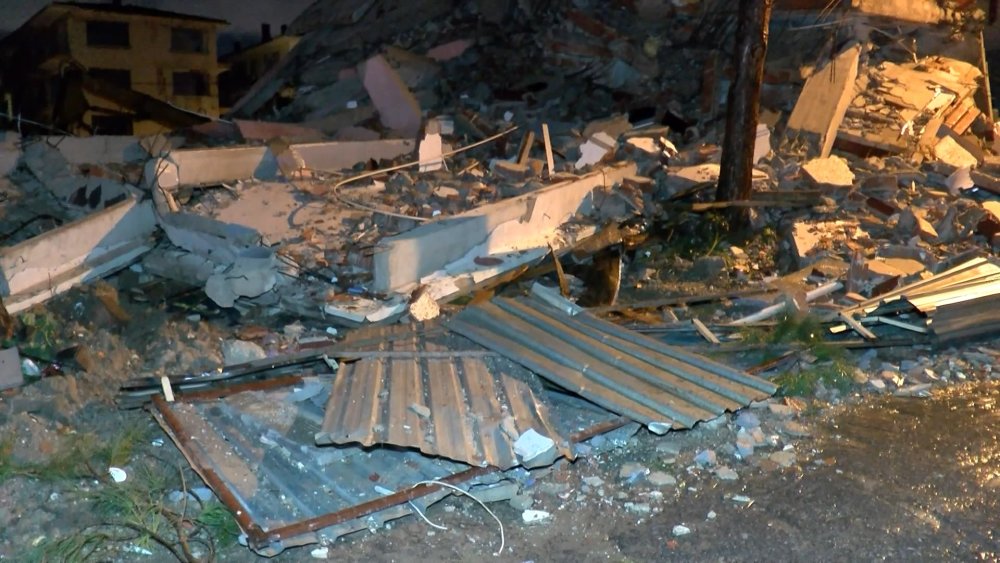 5 katlı bina yıkım esnasında çöktü!