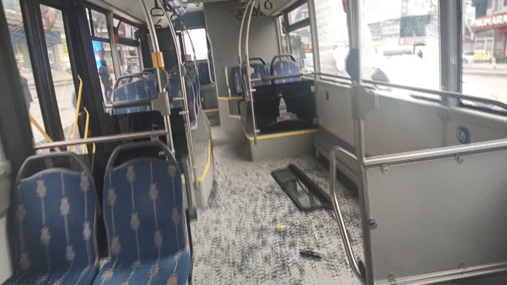 İETT otobüsüne kamyonet çarptı!