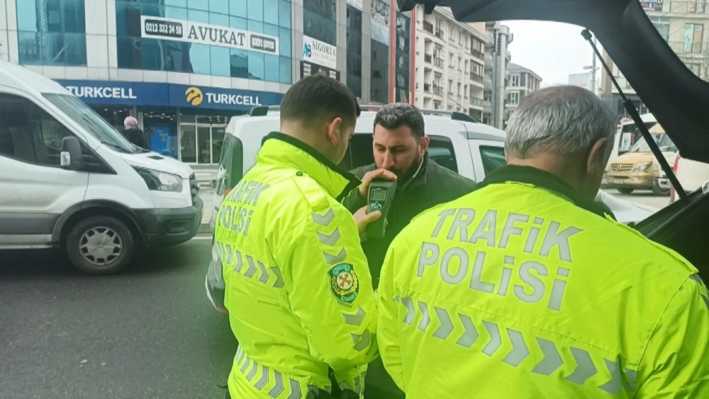 İETT otobüsüne kamyonet çarptı!