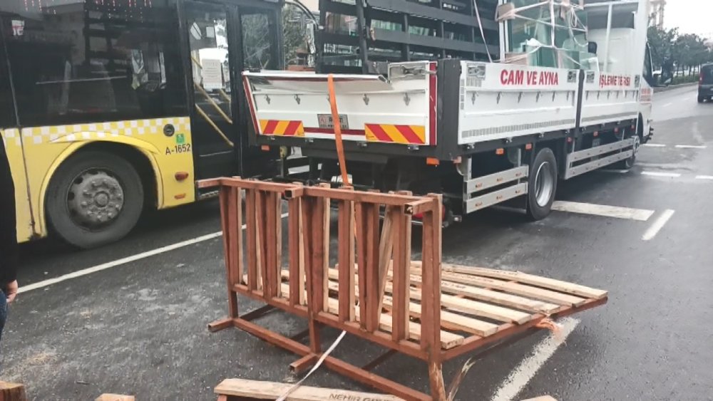 İETT otobüsüne kamyonet çarptı!