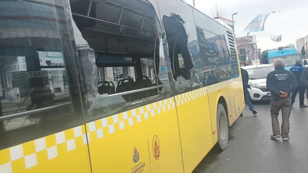 İETT otobüsüne kamyonet çarptı!