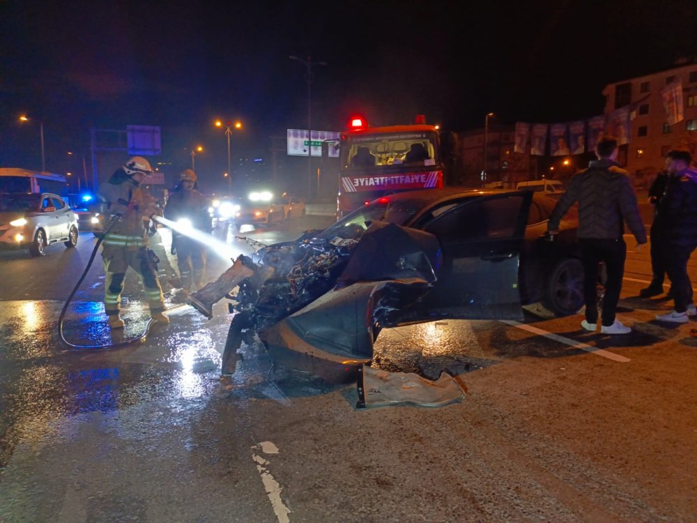 TEM'de feci kaza! Araç, servis minibüsüne çarptı