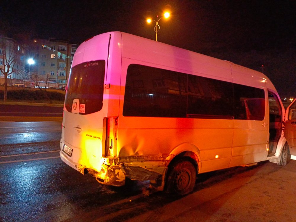 TEM'de feci kaza! Araç, servis minibüsüne çarptı
