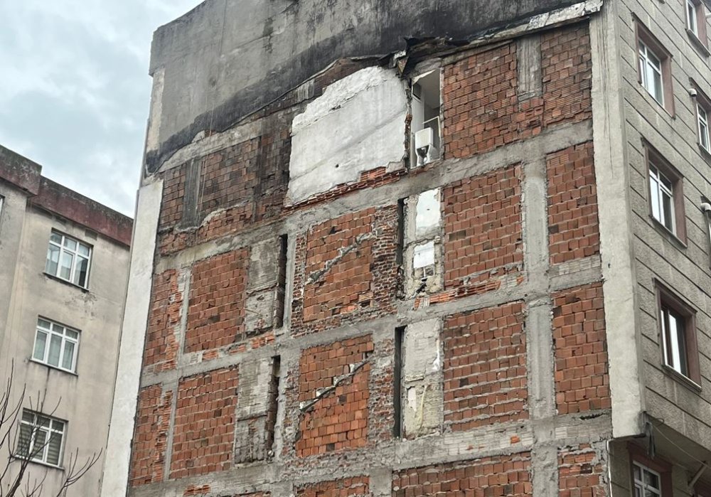 Yıkım sırasında binanın duvarının olmadığı ortaya çıktı!