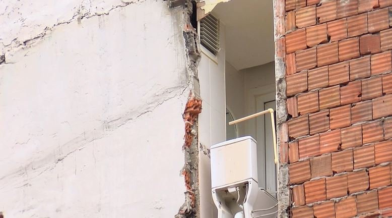 Yıkım sırasında binanın duvarının olmadığı ortaya çıktı!